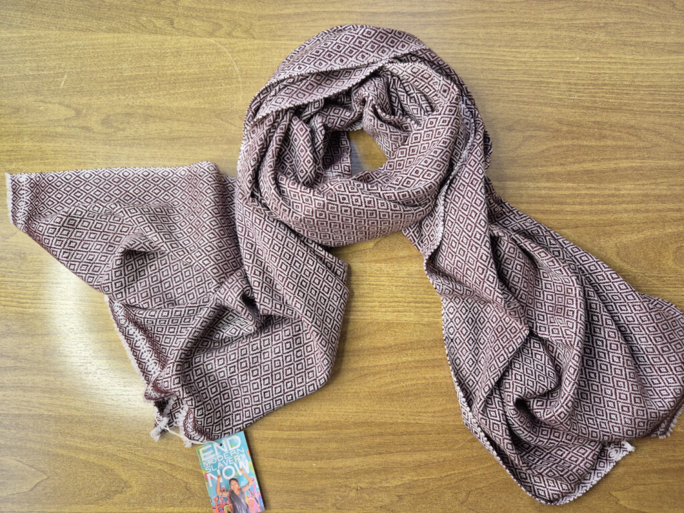 Handgewebter Stola in Terrakotta-Rot mit Rauten-Webmuster – LWH Nepal